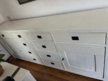 Wit dressoir met 8 lades, 2 kastjes en bijpassende eethoek