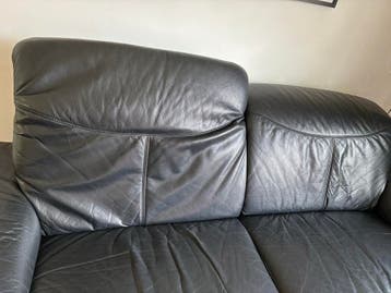 Zwart bankstel met hoofdsteun en witte  stoel, t moet weg