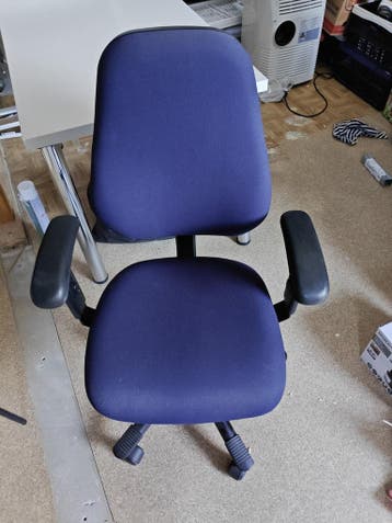 Blauwe bureaustoel, in hoogte verstelbaar