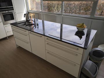 Zwart granieten keukenblad kookeiland