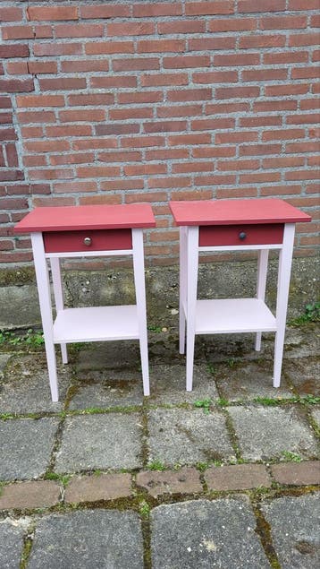 2 nachtkastjes met lade en plank