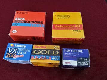 2 oude ongebruikte 8 mm en 3 oude foto rolletjes