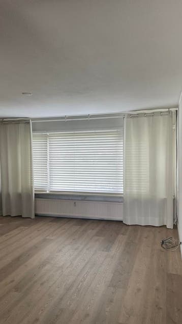 Uitschuifbare gordijnroede met siergordijn en steunen