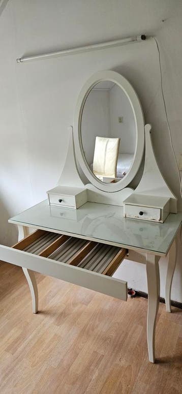 Witte kaptafel met spiegel en glazen blad