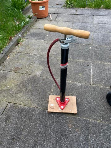 Voetpomp met houten handvat