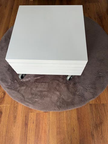 Uitschuifbare witte salontafel op wieltjes (mist 1)