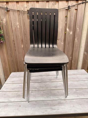 4 stoelen, zwart met beschadigde verf