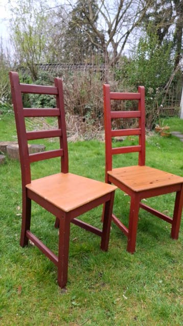 2 houten eettafelstoelen met houten zitting. Zithoogte 45cm.