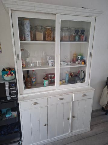 Witte buffetkast met glazen schuifdeuren