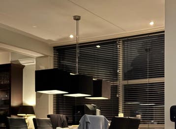 Lamp met zwarte lampenkappen - GRATIS