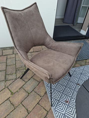 Taupe stoel van het merk de Bommel met metalen poten