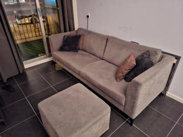 2-zits bank met hocker en 4 sierkussens