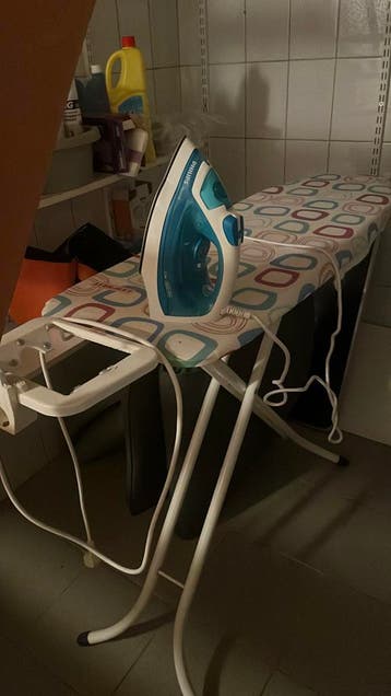 Strijkplank met strijkijzer samen