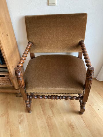 Prachtige, stevige klassieke stoel met rechte zit