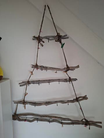 Decoratie van takken en touw. Alleen ophalen!