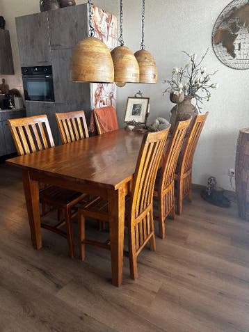 Mooie Gelakte Teakhouten Eettafel met 6 bijbehorende stoelen