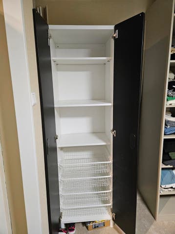 Twee Ikea kledingkasten met krijtbord deuren