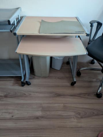 Twee compacte computertafeltjes op wieltjes