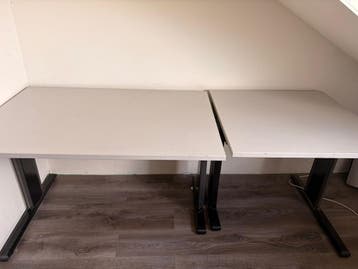 Twee bureaus met zwart onderstel.