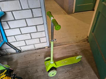 Groene step met drie wielen