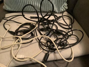 Opladers en kabels.