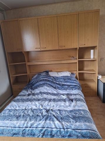 Bed met ombouwkasten