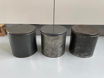 3 metalen blikken, 22cm hoog