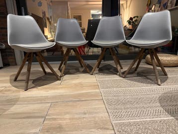 GRATIS: 4 stoelen, gratis af te halen