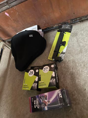 Opruiming meerdere fiets artikelen binnenband gelzadel etc