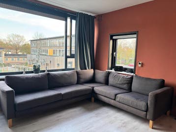 Gratis Grijs bankstel, hoekbank met gebruikerssporen