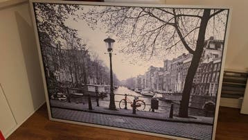 Gratis, Ikea Vishult, Amsterdam met rode fiets.