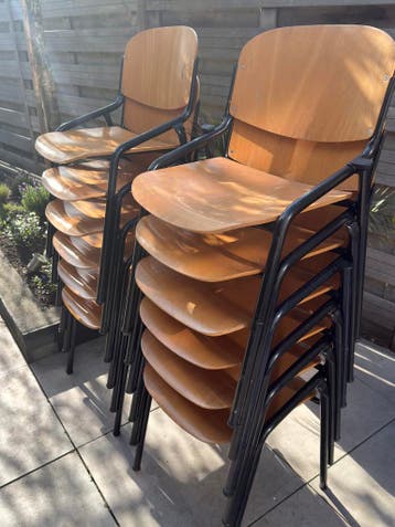 Gratis 12 vintage schoolstoeltjes - lees advertentie!