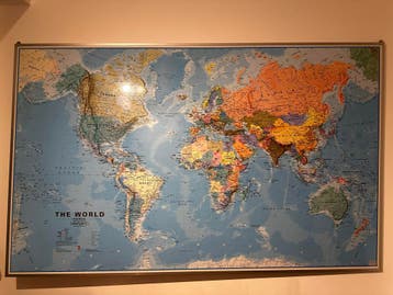 Grote wereldkaart in aluminium lijst - 1.20 x 2.00m