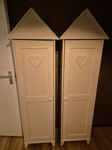 Gratis Set van 2 Witte Kinderkasten met Hartjes en Punt Dak