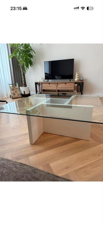 Moderne salontafel met glazen blad en wit onderstel