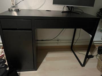 Gratis zwarte tafel met opbergruimte