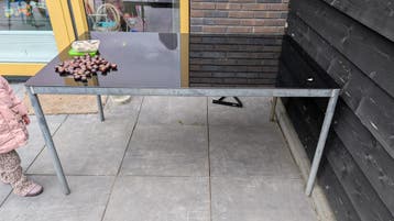 Tafel met glazen blad