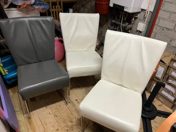 Drie nepleren eetkamerstoelen of-white en antraciet