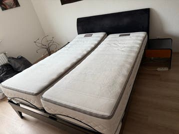 Bed 1.60 x 2.10 meter met nachtkastjes
