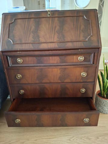 Mooie secretaire gratis.