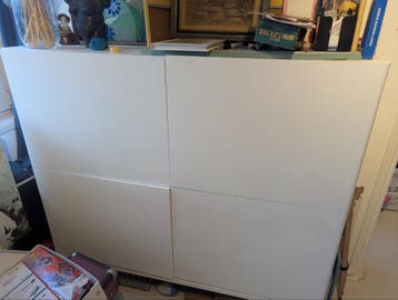 Witte kast met zwarte binnenkant