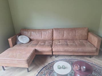 Bruine bank met losse poef