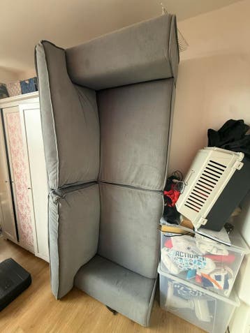 Blauwe bank, beschadigd met vlekken