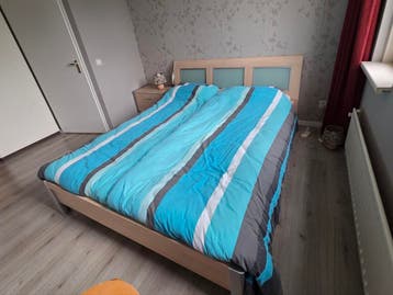 2-persoons ledikant met 2 nachtkastjes en lattenbodem