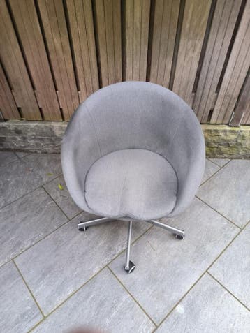 Grijze draaibare stoel