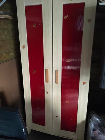 Gratis af te halen opbergkast, ideaal voor schuur of garage.