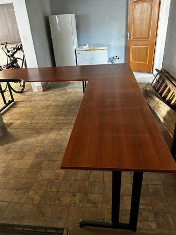 Groot bureau 288.5 x261.5 cm, hoogte 74cm Gratis