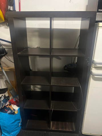 Donkerbruine vakkenkast