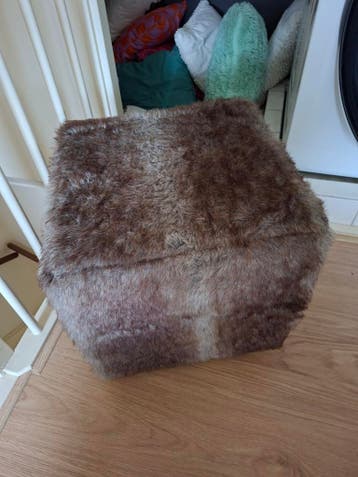 Bruine harige poef/voetenbank