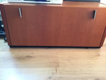 Gratis af te halen. Prachtig kastje met klep te openen.